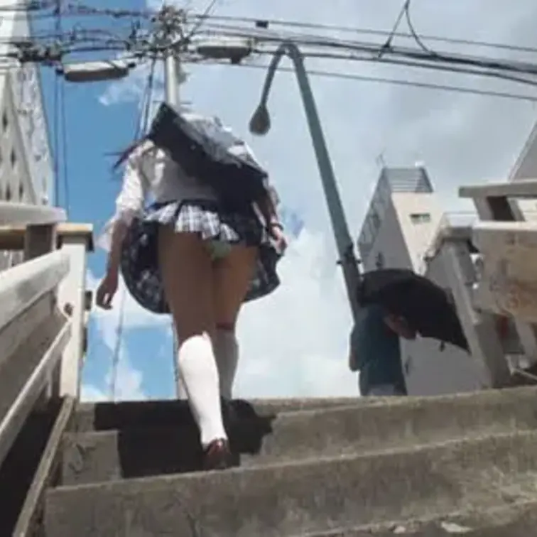 たまたま駅を出たところで、とっても可愛い制服を発見。
当然、カメラを取り出します。
おっと危ないw
感づかれたらゲ