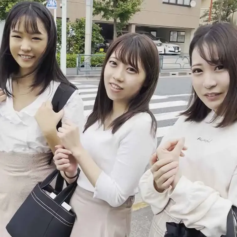 文京区にある某国立女子大近くのコンビニから出てきた3人組に思い切って声を掛けました。
なぜか3人とも、まるで示し合わせたかのように同じ色合いの服装で、仲の良さが感じられます。
コンサバティブな雰囲気からは、国立大生らしさがひしひしと伝わってきます。堅そうな雰囲気から、ダメもとでしぶとく声をかけ続けたら意外と簡単にOKが取れました。3人いることでどこか警戒感も薄れていたのかもしれません。
「ねぇ、こんにちは。学校帰り？」
「…（3人で苦笑）」
「どこ行くの今から？」
「…（無視し続ける3人）」
「ヒマなんでしょ？」
「…（3人で苦笑）」
「みんな何かお揃いみたいな格好だね」
「そうですね（笑）」
「ねぇどこ行くのこれから」
「ご飯食べに行くの」
「お腹空いた？」
「…（3人で苦笑）」
「ちょっとだけ時間ない？」
「忙しいんです（笑）」
「バイトとかしてんの？」
「…（頷く3人）」
「学生でしょ？」
「もう学校終わったの」
「（声を揃えて）終わりました」
「ちょっと付き合って？ダメ？」
「…（3人で苦笑）」
あまりバイトができていないというので、お小遣いをちらつかせて、何とか大学構内に戻らせることに成功しました。
最上階の踊り場で、真面目な国立大生3人を揃って脱がせるのは壮観でした。
一番むっちしりした子を選んで生で挿入して、最後はほかの2人のお尻に交互にブッかけました。