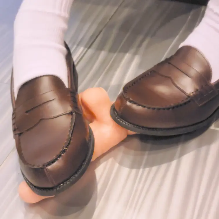 制服ローファーでディルドを足コキしてひたすらこねくり回してみました👣ルーズソックスでもシコシコ、生足でもシコシコ、最後は
