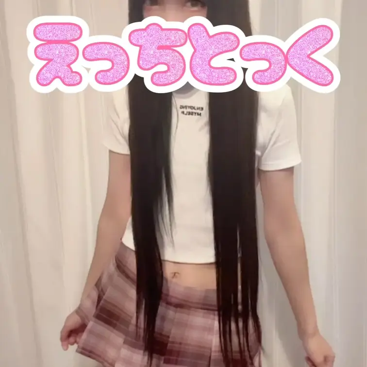 ミニスカートでチラチラ🩷