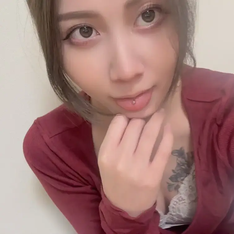 顔に似合わず白下着～♡