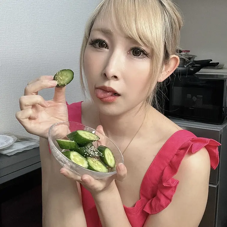 こんばんは！えむちゃんです💓
今日はお料理をしてみました！！
なんと、今回はきゅうりの浅漬けに挑戦🥒
ちょっと寄り