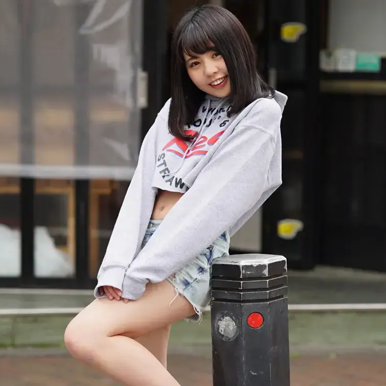 バーでバイトするホンモノ女子大生と店内でヤル！

春休みを利用してバイトしてるガールズ・バーに昼間おじゃましてＡＶ撮影に…
酒を飲んだらやたらヤリたがる彼女には、
どんどんお店のお酒を飲んでもらってエロい行為に…
上の口にはチ○ポ、下の口にはシャンパン一気飲みでゲロゲロ(T_T) (1/2)