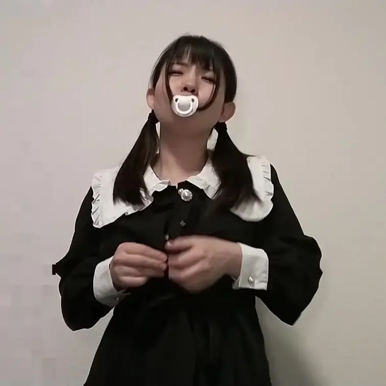 おしゃぶりを咥えた可愛い姿で服を脱ぎ…
ディルドを手コキする主観動画です。
オナニーのおともにどうぞ！