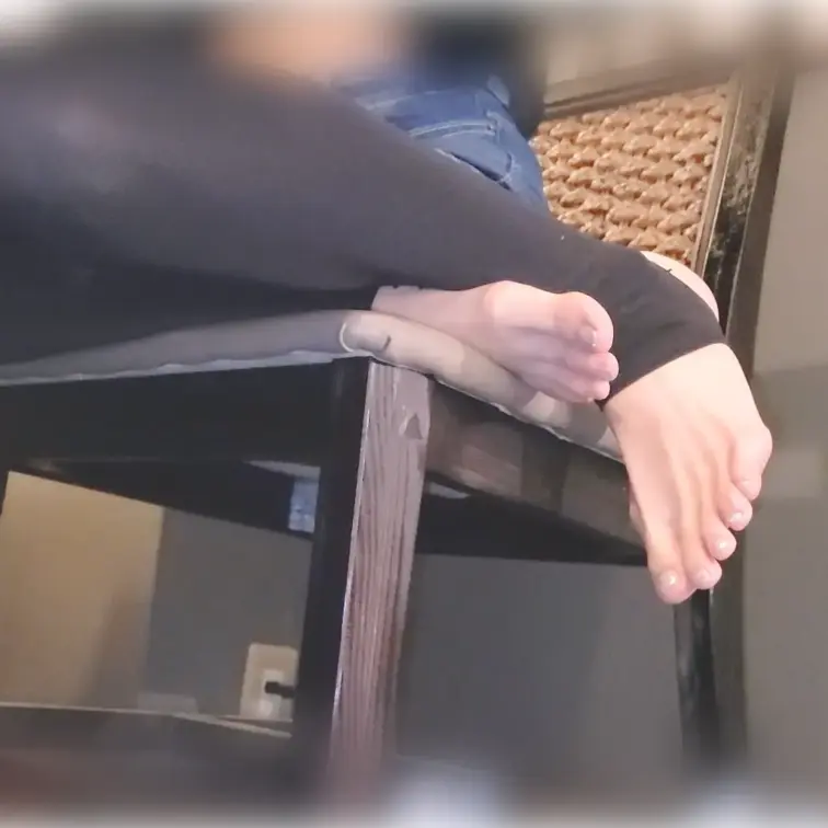 【盗撮風｜レギンス生足動画】前回は生足ブーツでしたがレギンスを履いて生足をモゾモゾする動画になります👣お洒落なサンダルも