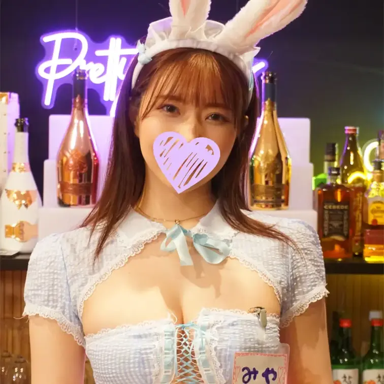 コンカフェ店長のセクハラ面接記録...8
この子はキリっとして整った美形な顔立ちに、グラビアアイドル並みの美巨乳とくび