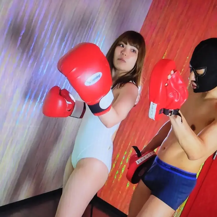 【作品番号２０】夏美様のボクシングトレーニング

※本作品はフィクションであり、登場する人物は18歳以上で同意の上で撮影を行っています。
　また、ボクシンググローブを使ってパンチをしていますが、これは同意の上でなされたスポーツの練習であり〇〇行為ではありません。専門家の指導の下、撮影を行っておりますので真似はしないでください。　

ボクシングのパーソナルトレーニングを受けることになった夏美様。

白いスクール水着と赤いボクシンググローブがとても似合っていて、真剣な表情でボクシングを学んでいます。

練習の中で、トレーナーが顔をパンチして良いと言うと、夏美様は戸惑った表情を見せつつも正確に顔を打ち抜いています。

真剣にボクシングを学んでいた夏美様でしたが、パンチされて股間が大きくなり、パンツが湿り始めているトレーナーに気づき、困惑の表情を浮かべています。

興奮して指導に熱が入り、距離が近くなるトレーナー。
はじめはやんわりと「近くないですか？」と注意しますが、一向に改まらないどころか益々興奮していくトレーナー。
とうとうキレた夏美様は「気持ち悪い！」と言って殴り倒します。

最後は、マウントになって、顔面パンチの連打でトレーナーを失神ＫＯさせます。

可愛い女の子に軽蔑の表情で見られてボクシングでボコボコにされたい人には特におすすめです。 (1/2)