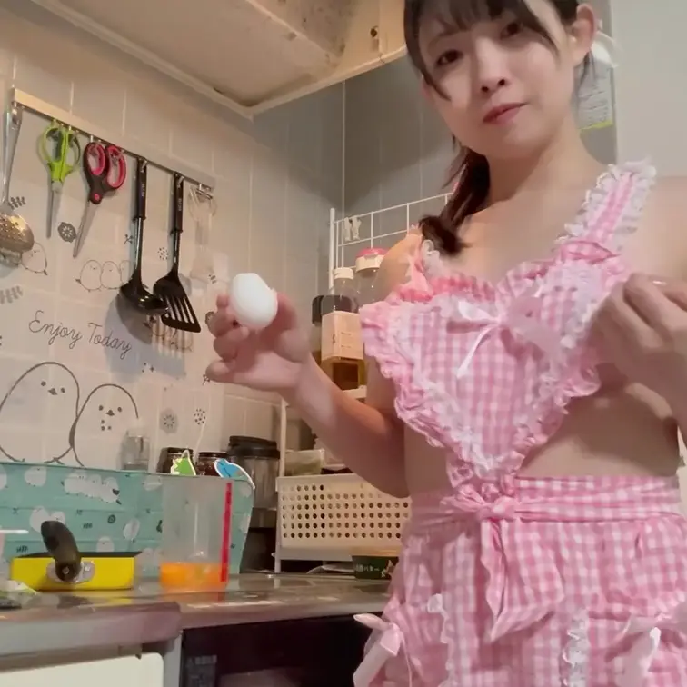 裸エプロンで料理をしながら、おっぱいを揉んだり、脇を見せます。