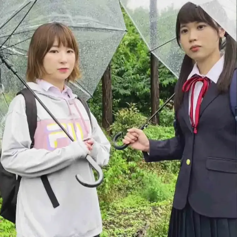 千○県佐○市にある公立校近くの田舎道で見かけた2人組です。
一人は黒髪でi校則で決められたらしきブレザーを来た優等生タイプ、もう一人は茶髪でブラウスの上に大きめのフードパーカ―を羽織った遊んでるタイプです。どちらも、いかにも地方の公立校っぽい純朴な芋娘です。
「道迷っちゃって、教えてもらおうかなぁって」
「どこに抜けたいの？」
「駅のほうに向かってて…」
「ここら辺の子」
「そうです」
「学校帰り？」
「学校帰り」
「歩いて帰るには遠いんだよね？」
「学校帰った後ってバイトとかしてるの？」
「バイトはしてないです…」
「お小遣いもらったりしてる？」
「まぁ、少し…」
「駅まで案内してもらったりできる？」
「真っ直ぐ行ったら着きますよ」
「車だから案内難しいし」
「良かったら家まで乗せてくよ」
「…え、どしよ…」
そんな会話から、何とか撮影協力にこぎつけました。
場所は人里離れた市の公共施設の空き部屋。
黒髪の優等生タイプには生中出ししています。
さらに茶髪で遊んでるタイプの美乳にもう一発ブッかけてます。 (1/2)