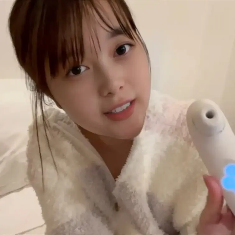【ファン限定フル動画】🎁

臭いのを舐めるのも好きだけど舐められるのも好き…おまんこを吸うオモチャを使いながらクンニ