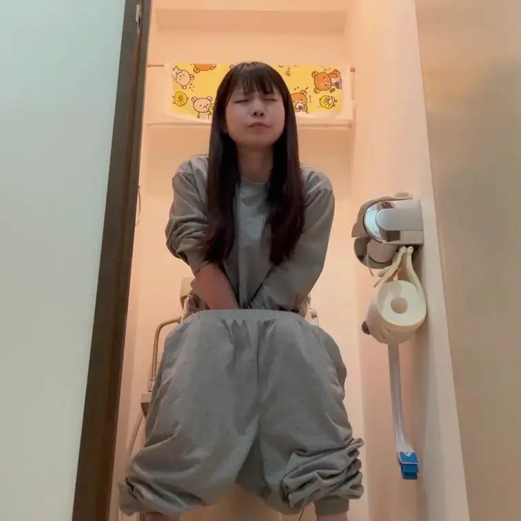 まこのトイレシーン集。寝間着の２シーン収録。
大きいブツが落ちる音が聞こえるよ。
自然◯です。べ…べんっ…べ…