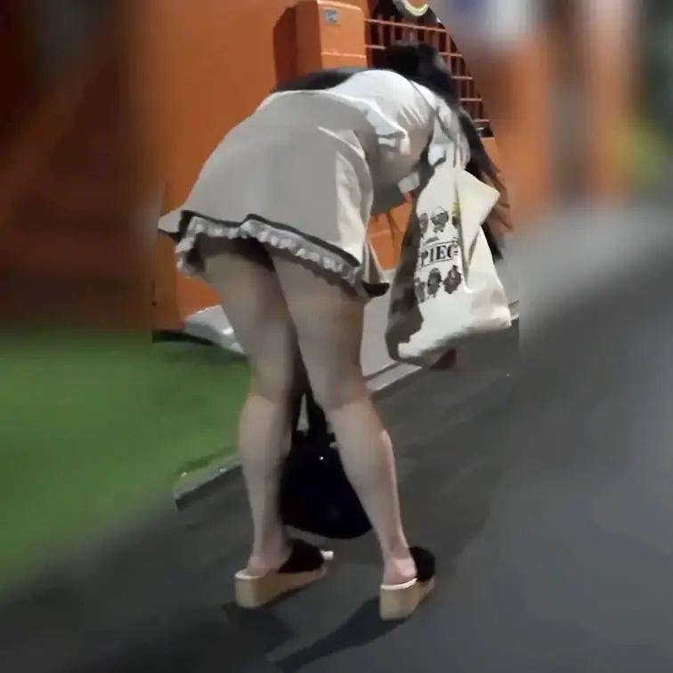 2025年6月末 深夜の路上で立ち止まるミニスカ清潔◎美女 赤い勝負下着を脱がして美乳にパイ射


コンプラが厳し
