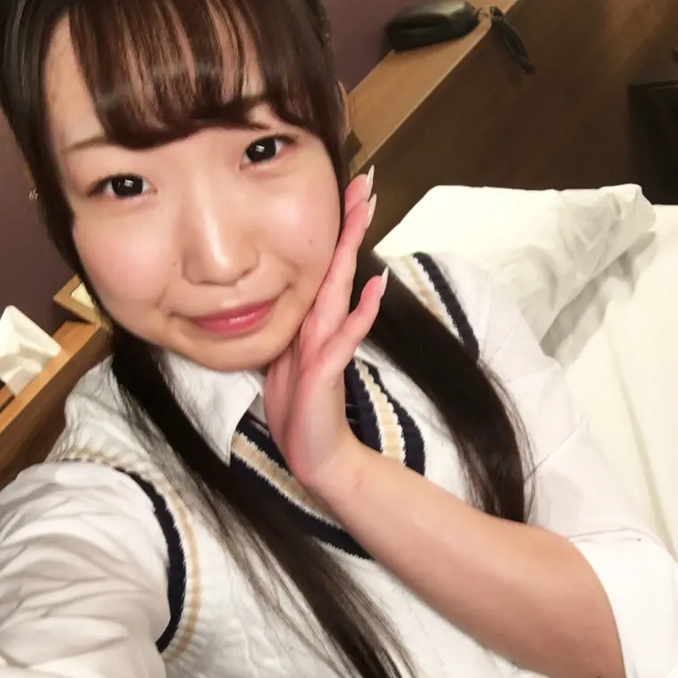 彼女、ちょいブスです。
でも愛嬌は、あります。
ラブホでおじさんずに弄ばれて喜んでます。
2人に舐めまくられ、電マ