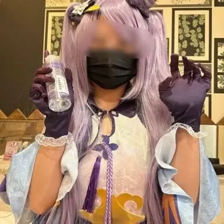 原○コスのすいめろちゃんが手袋手コキしてくれた！
Suimero-chan in Gen○hin cosplay gi