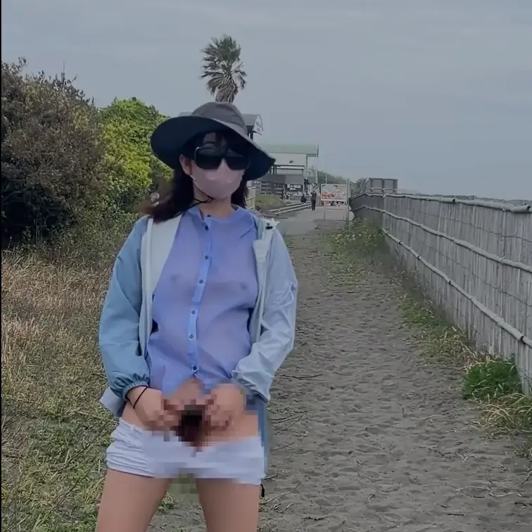 急に海が見たくなった露出狂の女

今日は下着が透け透けで見えてしまう服を着て登場

思った以上に近所の人が結構散