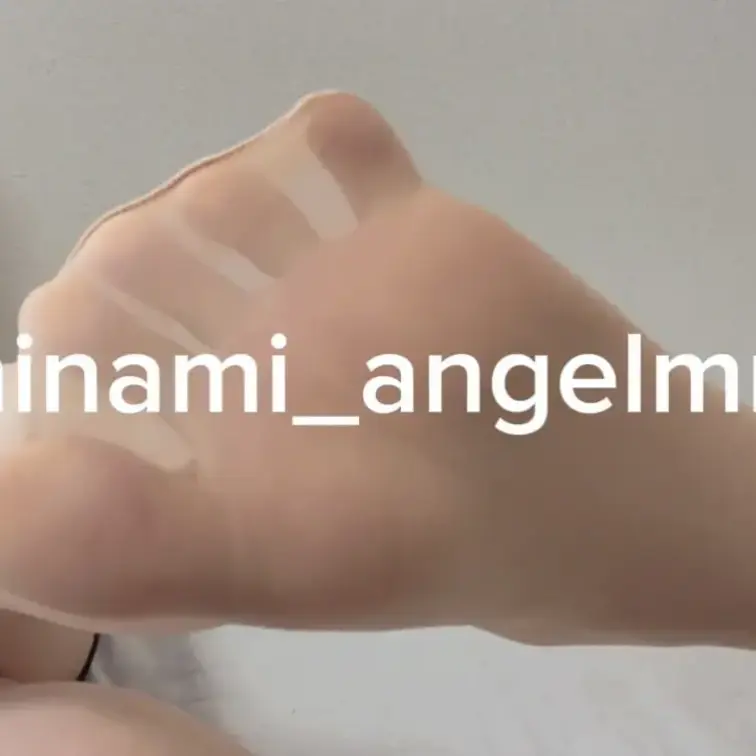 足裏フェチに送る❣️膝丈のストッキング履くだけの動画❣️おぱんつ見えちゃってるから注意⚠️❣️