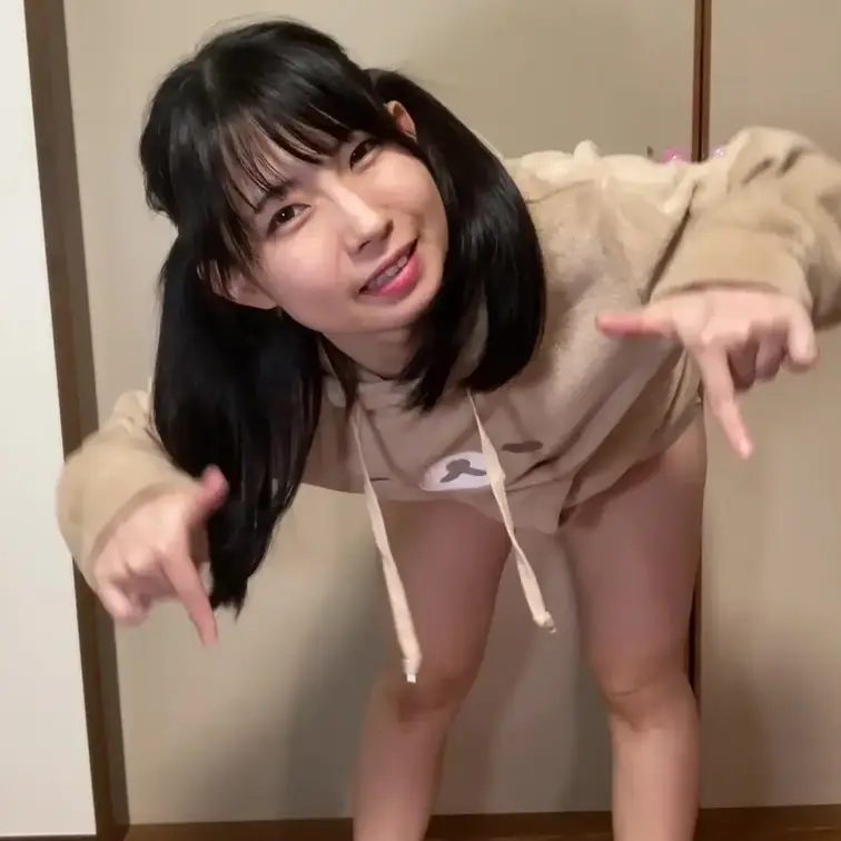 大人用のオムツを履いて腰を振って出します。