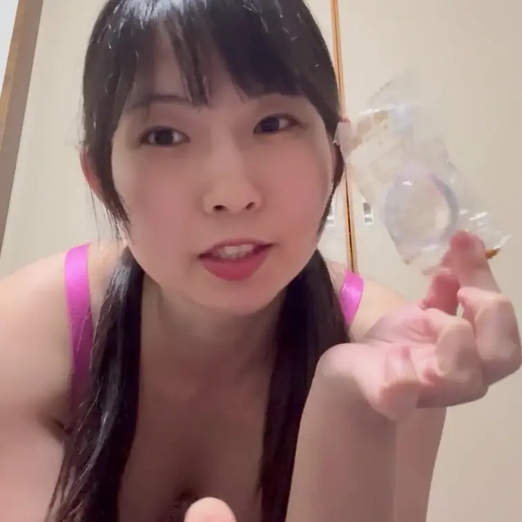 イチジク浣腸して、トイレに座って出します。
アナルをヒクヒクさせながら我慢しています。