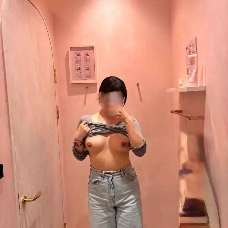 下着の試着室で写真撮っちゃった､､