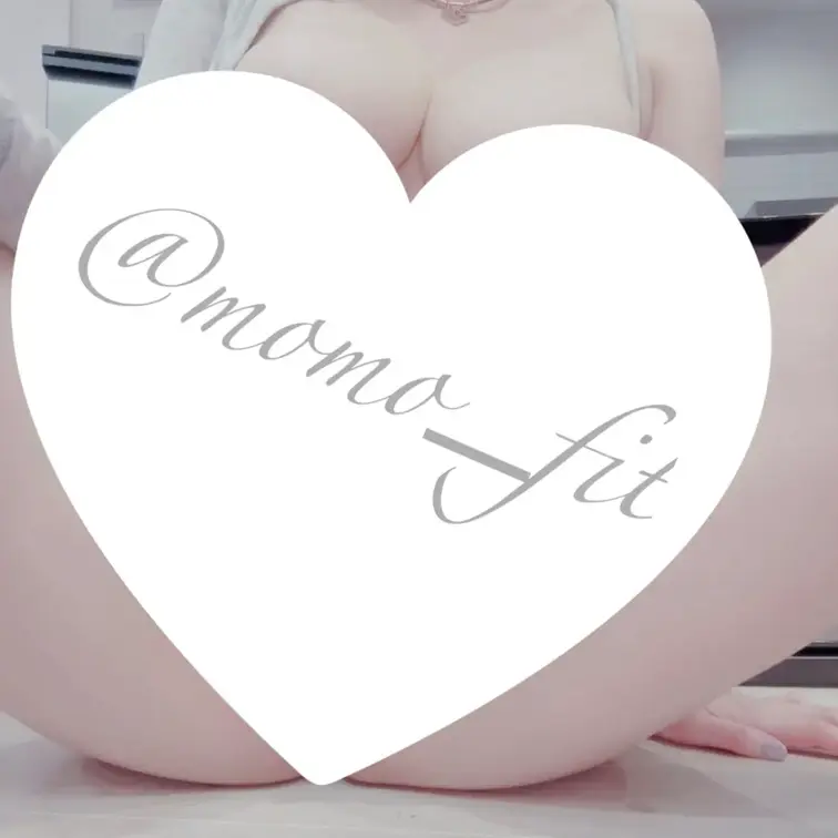 ノーブラ開脚ストレッチ動画🤍
Tバックはどうしても食い込んじゃう🙈🩶