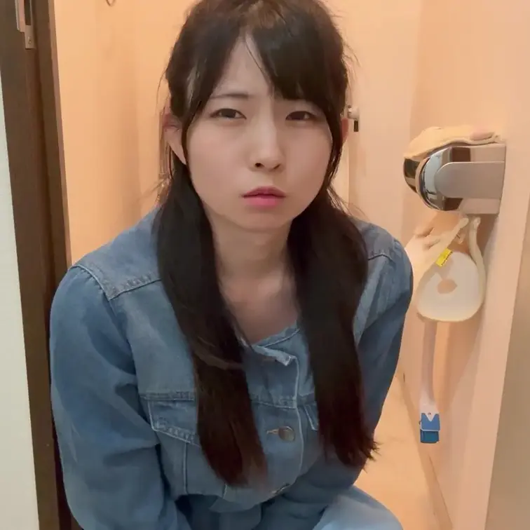 POVドラマ風動画です。
まこのトイレを覗いた貴方が、トイレが近いマコと親密になり、トイレを見る動画です、 (1/2)