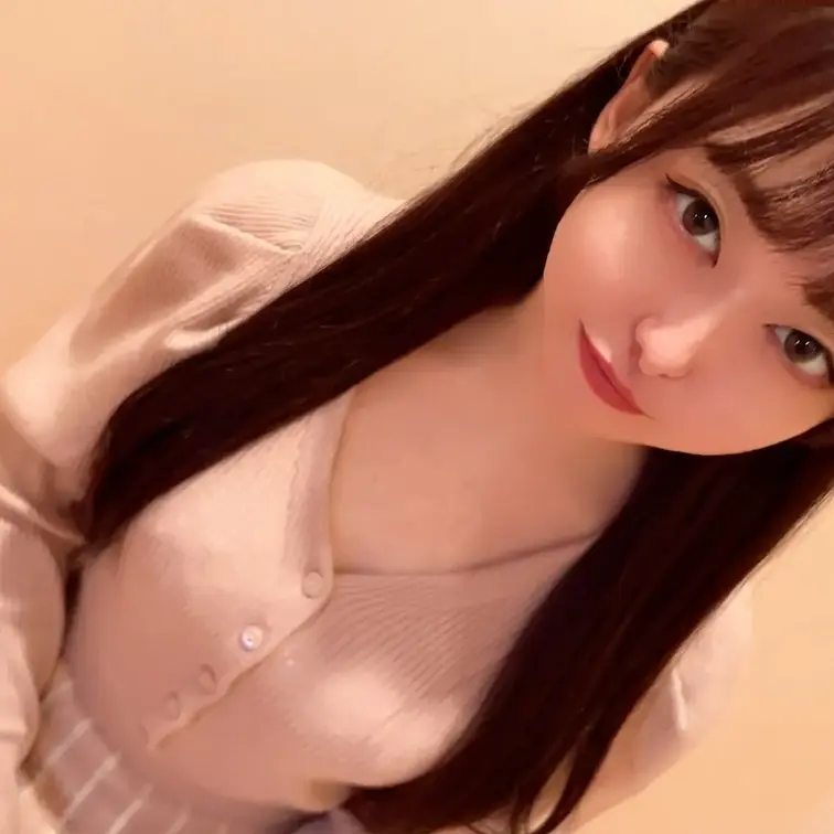【"リピート"受付嬢をしている超絶美人を再びホテルへ連れ込み生ハメ中出し。性欲が抑えられないドエロな淫乱女はちんぽを目の前にすると貪るようにジュポフェラ、生ハメが好きすぎて危険日なのに中出しを求めてきて最高】






【内容】 
バーでナンパして何度か遊んだ子とかなり仲良くなったので、
撮影の提案をするとあっさりOKもらえました。
待ち合わせをして、早速ホテルへ。

なんだか結構慣れてる感じです。
これは彼氏ともハメ撮りしてますね。
まずはけっこうフェチが多い、腋を堪能。
恥ずかしいことが好きと言いながら、しっかり恥ずかしがる姿がめちゃくちゃ可愛いです。

続いておま〇こも至近距離で舐め回すように撮影。
触ってもないのに愛液が滲み出て来ちゃうのがまたエロい。
自分の指で広げさせながらの「くぱぁ♥」も言わせてやりました。

ち〇ぽをまだかまだかと待ちわびているように見えたので、
目の前に差し出すともう咥えて離さないです。
美味しそうにジュポジュポじゅるじゅる舐め続けます。
エロすぎてもう我慢できなくなったので、最後はイラマチオで口内射精。
苦しそうにしてる美女は堪らないですね。

お気に入りの顔なら「いいね」「ブクマ」お願いします。またハメ撮りしてくる基準にします🔥