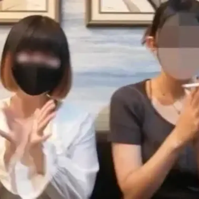 一部顔出し_キラキラ女子二人のおしがまおもらし対決
おしがま中にお互い指示を出し合い限界まで導く
女子同士がプライドをかけた戦いであるおしっこ我慢対決、今回も開催いたしました！
どんなに限界でも懸命に耐える2人の女子がどちらが先に恥ずかしい姿を見せてしまうのか。。結末を見届けてください。
※本編一部顔出しのため恥ずかしい表情など写ってます。