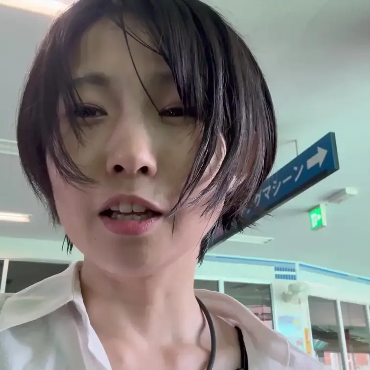 オートテニスをした後、おしっことおならをします。