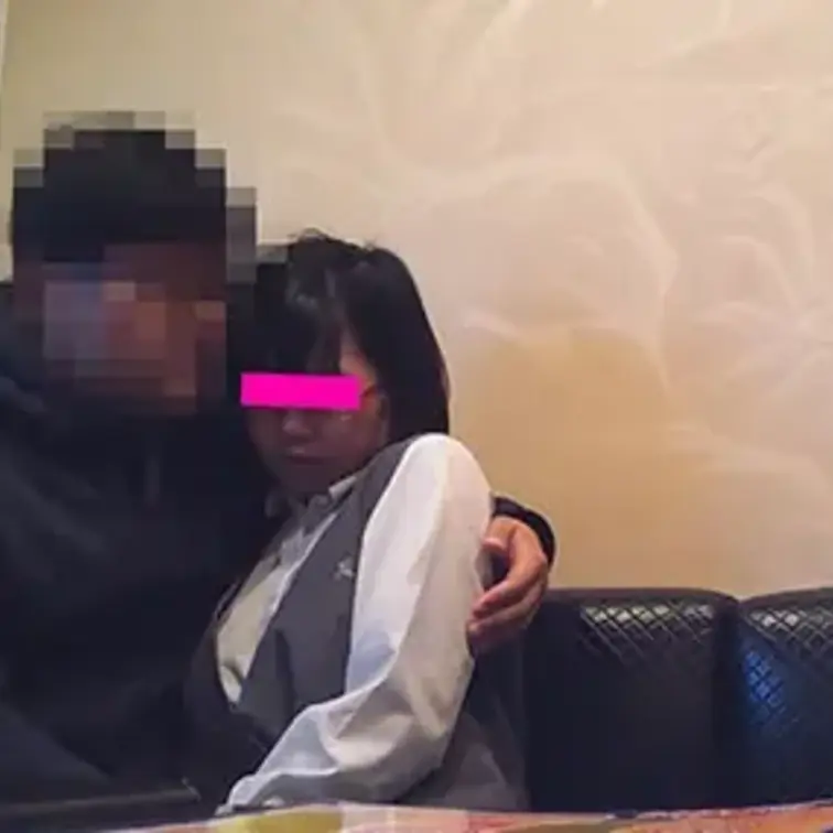 大学に入るまで彼女が居たことがなく、やっと出来た彼女が年下だったので友達
に自慢でした。
ほんとに大好きでした。
他の方のように、一生困らせてやろうとか、生き地獄を味あわせてやるとかいう気
持ちにはなれません。憎んではいません。
ですので、彼女の個人情報は書きません。
ただ、なんど復縁を迫っても取り合ってもらえず、アドレスも番号もラインもフェ
イスブックも切られてしまい連絡の取りようがないので、ぼくがまだこれだけ本気
でさゅきのことを愛しているというのを示したくて公開させてもらいます。
もし見たら連絡下さい。ぼくらの９ヶ月はとても尊い時間だったと思っています。


☆★☆アカウント主からの補足説明

※内容：カラオケをＢＧＭにキス→手マン→フェラ→セックス（座位、騎乗位）
※ムービー１３分５８秒（ｍｐ４に変換済/iphone、アンドロイドでの再生できま
す）
※こちらのページでは特定避けに目線処理しておりますが、本編には目線はありませ
ん。
※利用規約および日本国内で適用されている全ての法律に違反する内容は一切含まれ
ておりません。
※投稿にあたり、予め身分証にて18歳以上の年齢確認しています