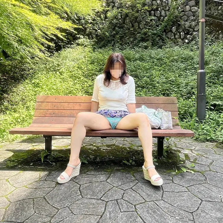 露出お散歩しながら混浴温泉に行った時の動画です📷💕

この日はとてもマナーの良い単独さん２人と楽しく混浴してきました