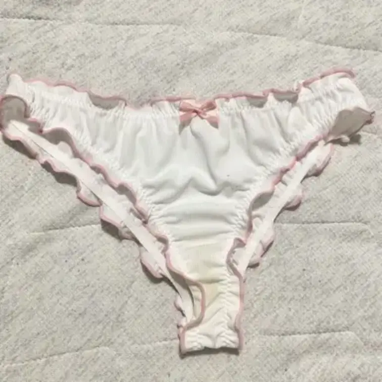 今日のルルの脱ぎたてパンツ🥰