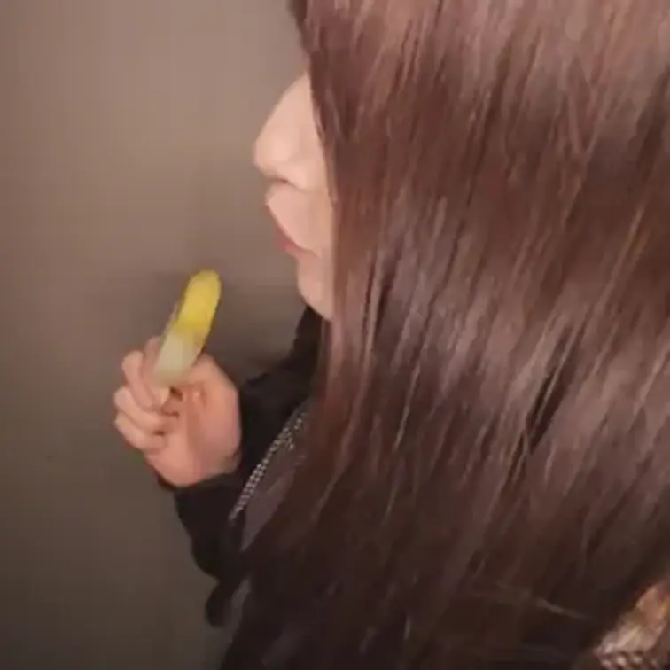 ホテル着いた瞬間にズボン下ろしてきて、蒸れた雄臭パンツを変態的に嗅いでくる。
彼氏いるくせにエロい顔して匂い嗅いで、性