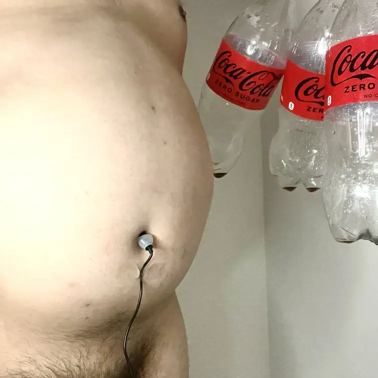 「コーラ6L膨腹」コーラ6Lで膨腹する様子を撮影しました。米袋よりも重たい水風船と化したお腹をお楽しみください！