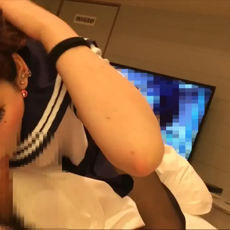 本編は完全顔出し、白ギャルなつこちゃんのフェラ動画パート3です！
ドアップのお顔が美しすぎる。美形のフェラ最高。
有