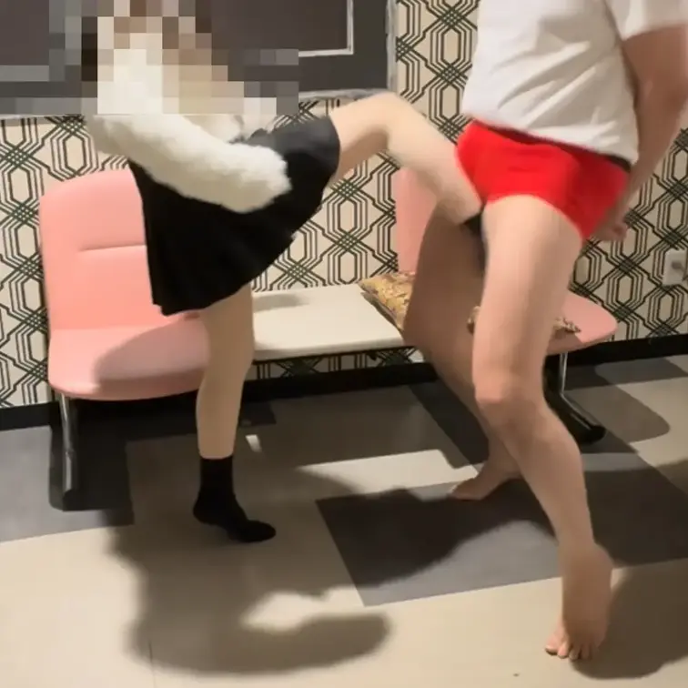 【SMクラブの女王様とコラボ企画】

金蹴りの、りか、これが私の金玉責め（7分21秒）

独特な足の軌道で金蹴り