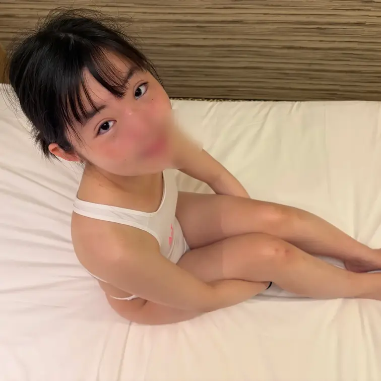 水着を持って来てと頼んだら、ぴちぴちの水着を持って来た女の子