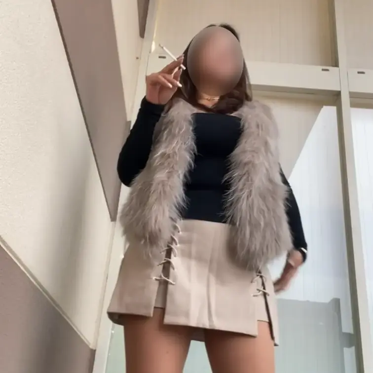 ローアングルありお散歩中のミニスカート奥さんムービー　
パンティ履いてますが食い込みTバックタイプのため尻