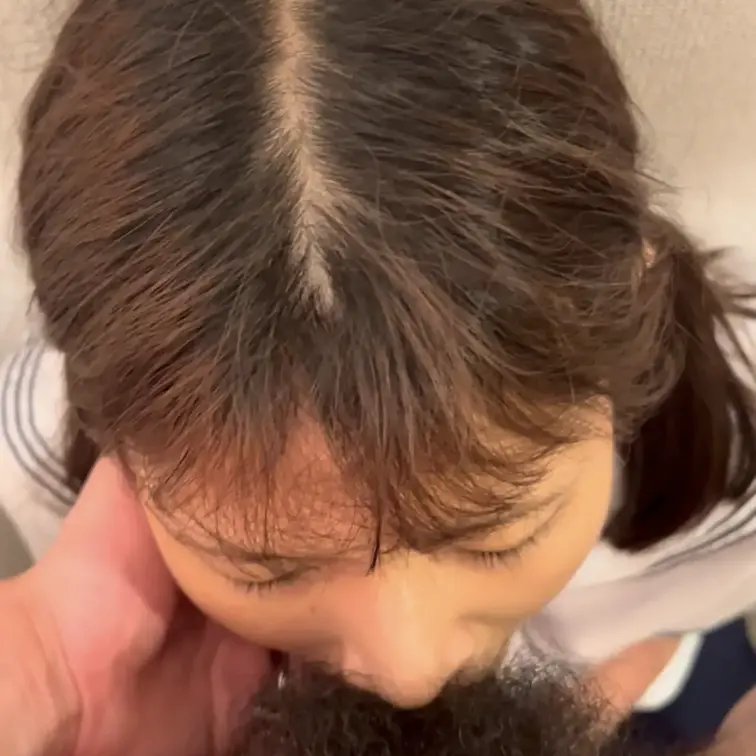 学制服の人妻にトイレでイラマチオさせました！