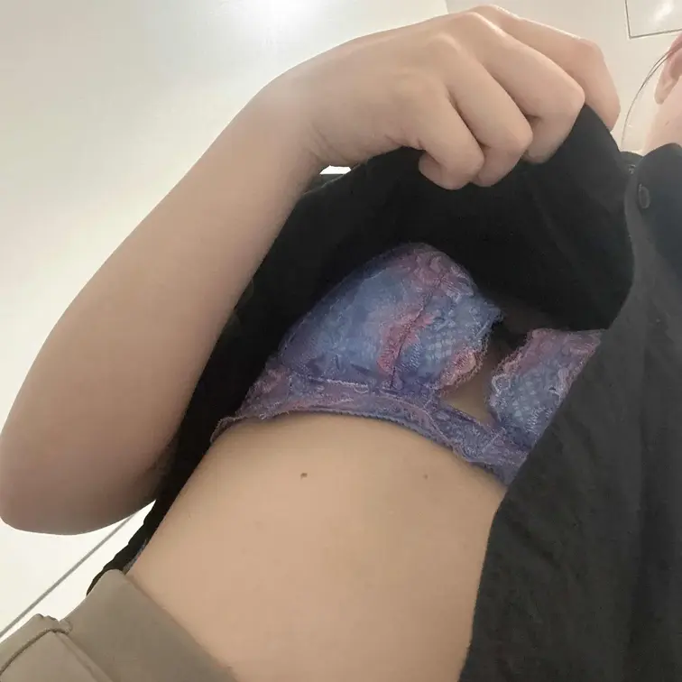【素人大学生の服の下は……】
今日大学の空きコマに撮って、今、授業受けながら上げちゃってます。。
隣の人に気づかれた