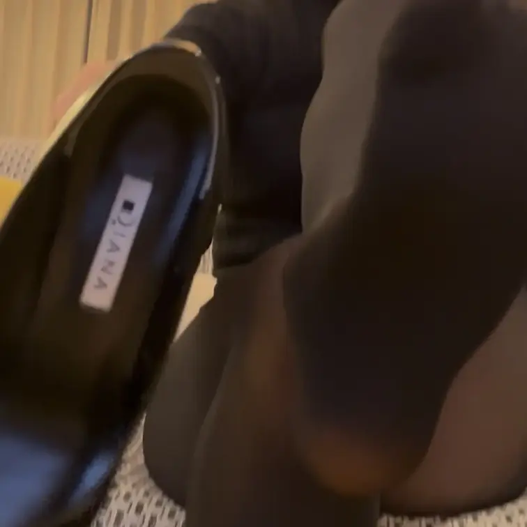 黒タイツヒール 見せつけ