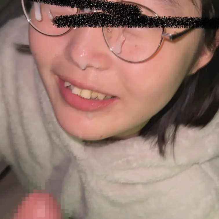 眼鏡ちゃんにたっぷり顔射しました。