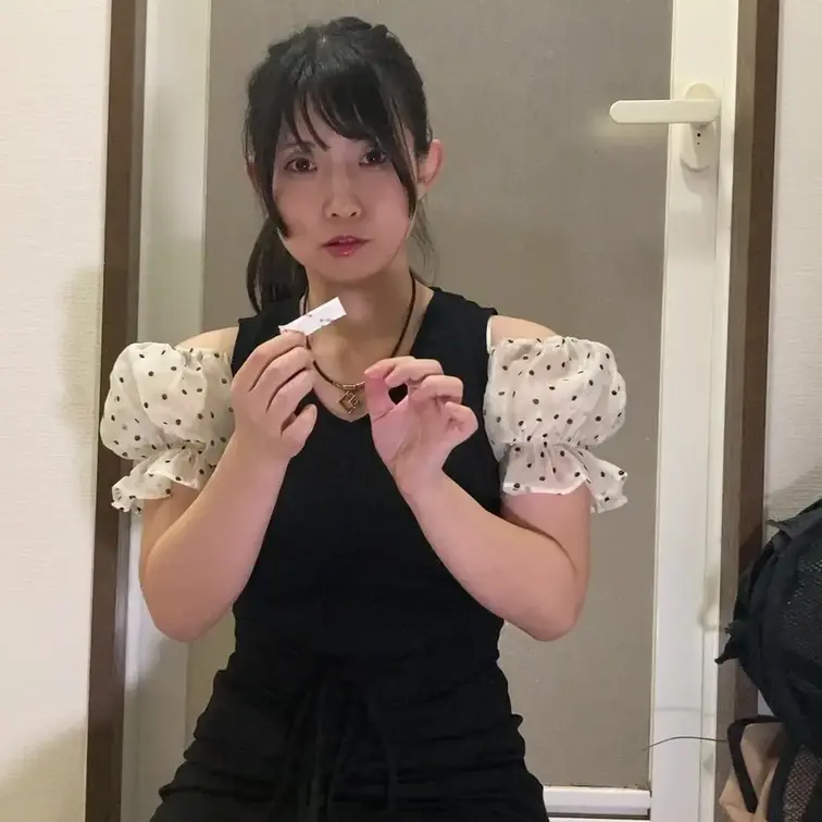 おくすりをお尻の中へ入れて、直接お尻のケアをします。
全裸になってケアを頑張っています。