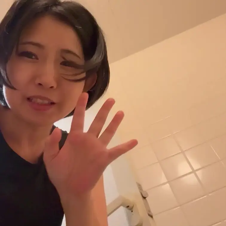お漏らし(着衣)動画です。
水色のパンティを履いたままおしっこします。