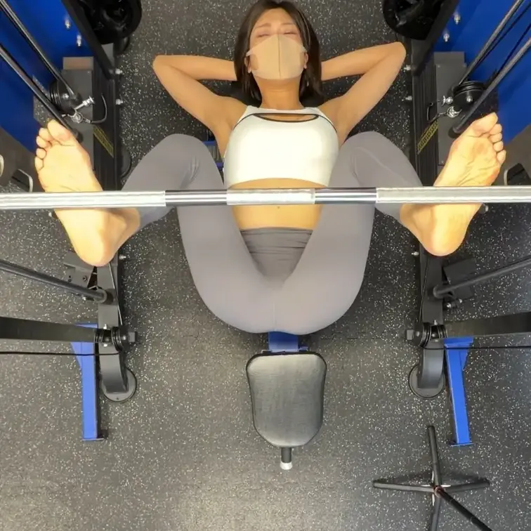 「跪きなさい。私の『質量』に押し潰される悦びを、その身で味わいなさい👠」

最新動画を解禁するわ。今回はベンチに身を
