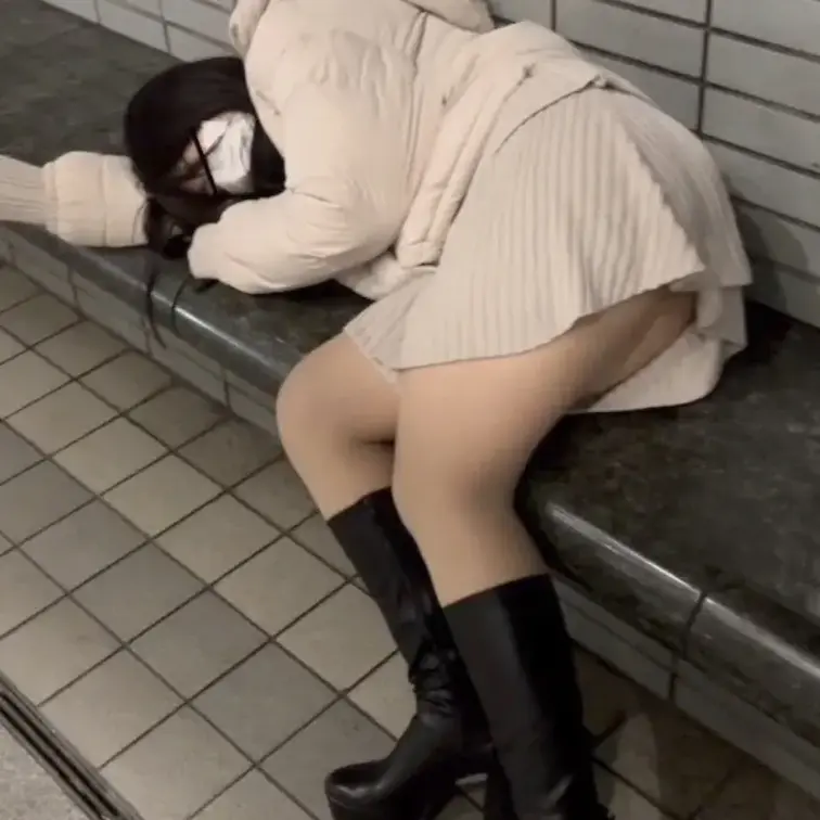 【全裸痴● 突然目覚めた真面目系美女 寒空に横たわる丸太級の太もも 白い巨尻 ミニスカ ロングブーツ】

私への同情