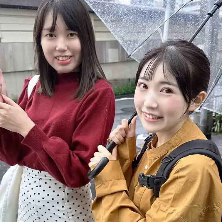 板橋区にある某コンビニから出てきた2人組に声を掛けました。
黒髪と垢抜けない服装が、真面目そうな大学生風です。
「あ、すみません…。ちょっといいですか今？」
「（2人で笑いながら）怖い怖い」
「ちょっとだけいいです？お時間」
「時間はないです」
「今って、何してました？」
と、ここで突然走り出す2人。
「（追いついて）2人って大学生ですか？」
「…まあ（笑って頷く2人）」
「何年生ですか？」
「…2年です」
「バイトとかしてます？」
「（2人で顔を見合わせて笑う）めっちゃ聞いてくる」
「いや、お小遣いとか困ってないのかなって」
「金欠だよね（顔を見合わせて笑う）…」
「ギャラのみとかしないんですか？」
「（笑いながら）しません」
「ちなみに、この後お時間とかないですか？」
「（爆笑しながら）時間はないです！」
「ちょっとだけ、時間ないですか？」
「（2人で顔を見合わせる）」
「ちょっと話だけでも…ちょっと来てもらってもいいですかね」
「（顔を見合わせて笑いながら）100万円くれるなら」
「100万はちょっとアレなんですけど」
笑いながらも、廃墟のような地下に連れ込まれて困惑する2人。
それでも、いつも顔を見合わせて笑ってしまうあたり、本当に仲が良さそうでした。
取り壊し直前とはいえ、いつ関係者が入ってくるかわからず、ヒヤヒヤしながらの撮影となりました。
まずは背の高いすっぴんそばかす美少女に生で突っ込んで、最後背の低いアイドル顔の方に中出ししてしまいました。