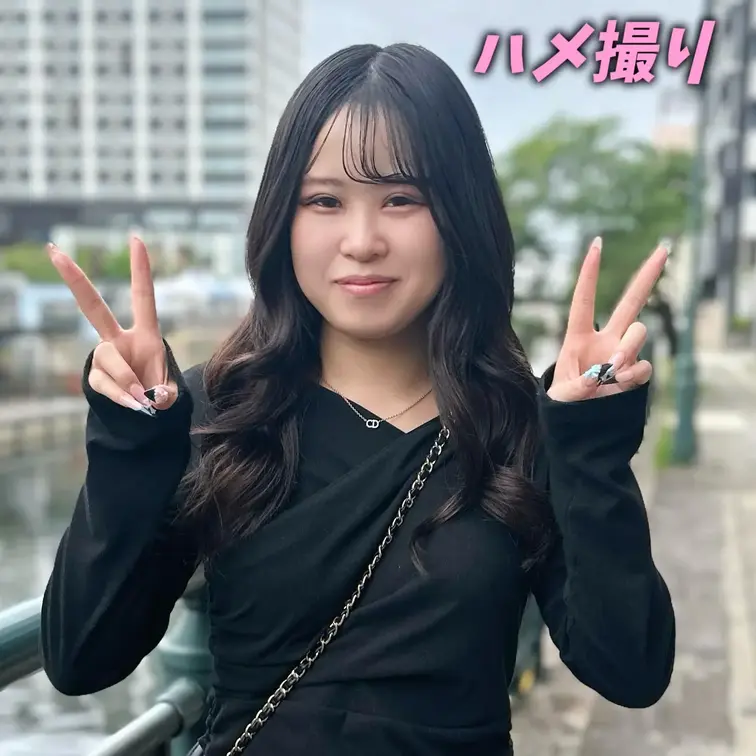 #67 MARINA(21) 大学生

今回の動画は、以前出演してもらったマリナちゃんです🧜‍♀️

前回あれだけ気持ちよく逝きまくったマリナちゃん、連絡すればまた会えるだろうと期待して連絡先を交換していました！
一ヶ月後に連絡したら案の定すぐ来てくれました😂

ただ、今回の狙いはハメ撮り。

前回と同じ事をすると思っているであろうマリナちゃんを色々言いくるめてラブホに案内笑

うちのAD桃也(ハメ撮り担当)とは初対面。
白色のマスク姿に怯えつつも何とか説得してハメ撮りまで漕ぎ着けることに成功しました！

キーポイントは”ゴム付けたらSEXじゃない”
皆さんも是非使ってみてください😊

最初は桃也への抵抗があったマリナちゃんですが、徐々に心を許し始め、
いざ桃也のチンコ(マイクロチ◯ポ)を挿入すると、
アンアンアンアンアンと喘ぎ声が止まりません🤭💗

こんな良い映像が撮れて、桃也には正直感謝しかありません。
そろそろご褒美でピーチパイ買ってあげようかな笑
(桃也の大好物なんです)

今後も皆様に美女達のハメ撮りをお届けする為に頑張ります！


 ※動画、写真の無断転載は著作権侵害となり、10年以下の懲役又は1000万円以下の罰金が課せられます。
 発見次第、法的措置を取らせていただきます。 (1/2)