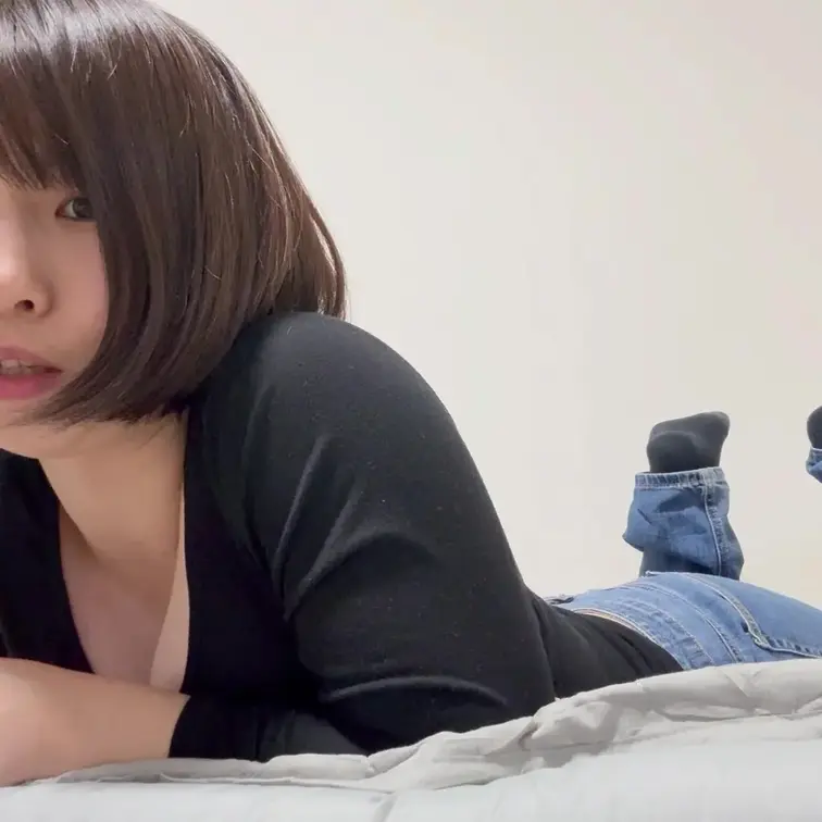 ジーンズを履いて、リラックスして、おならをします。
普段のおならはめっちゃクサいです。