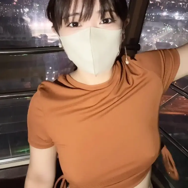 右側にある"いいね"を押してから見てください！
すずのこと応援してくれる人はもちろんブックマークも押してくれるよね？