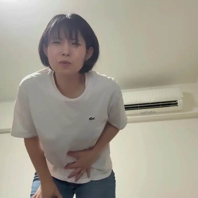 25分の短編AVです！
食べすぎたまこ。お腹が痛くなりトイレに行くが空いてない。やっとトイレに入り出す。 (1/2)